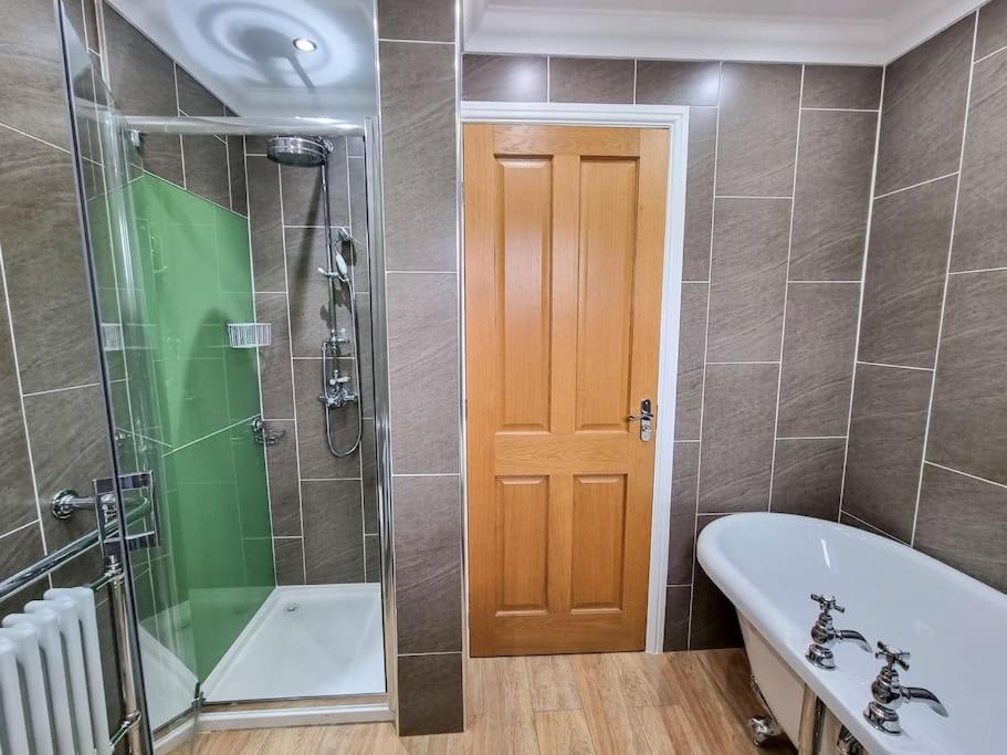 Stunning Family Home Close To The City Centre Манчестер Экстерьер фото