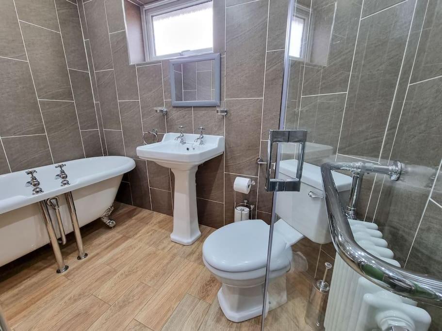 Stunning Family Home Close To The City Centre Манчестер Экстерьер фото