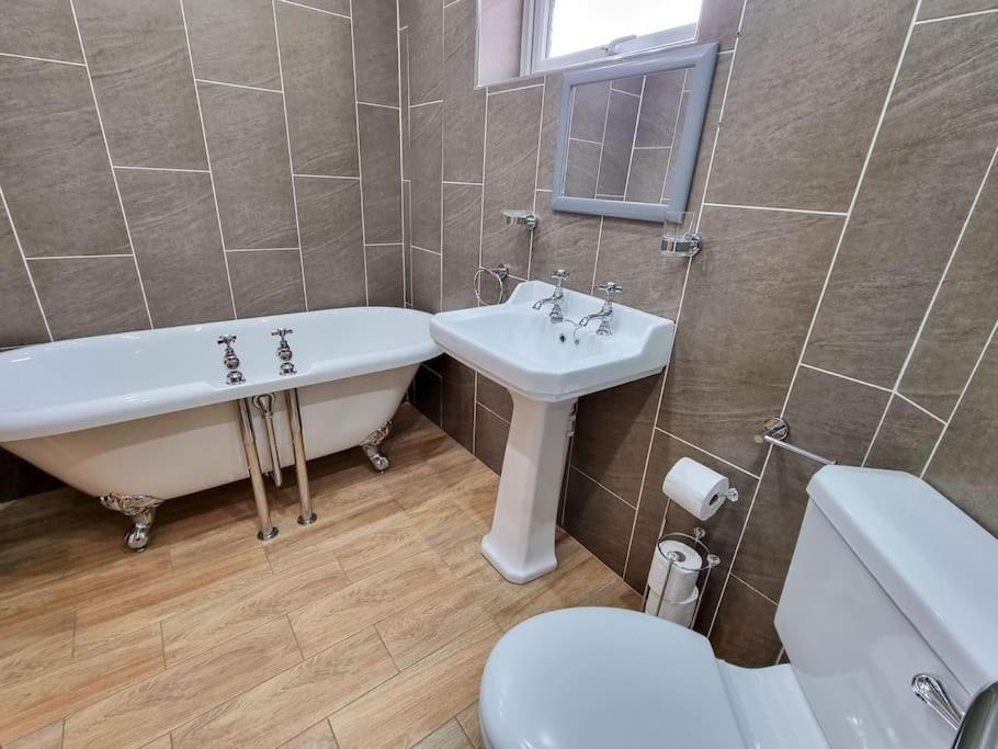 Stunning Family Home Close To The City Centre Манчестер Экстерьер фото