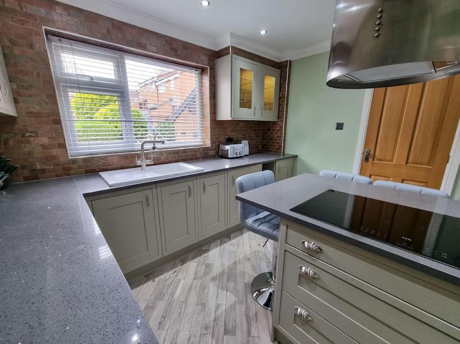 Stunning Family Home Close To The City Centre Манчестер Экстерьер фото