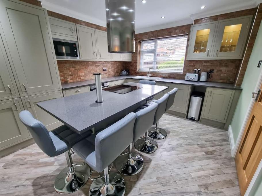 Stunning Family Home Close To The City Centre Манчестер Экстерьер фото