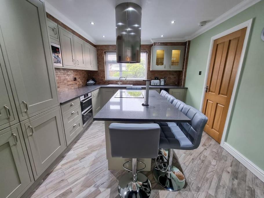 Stunning Family Home Close To The City Centre Манчестер Экстерьер фото